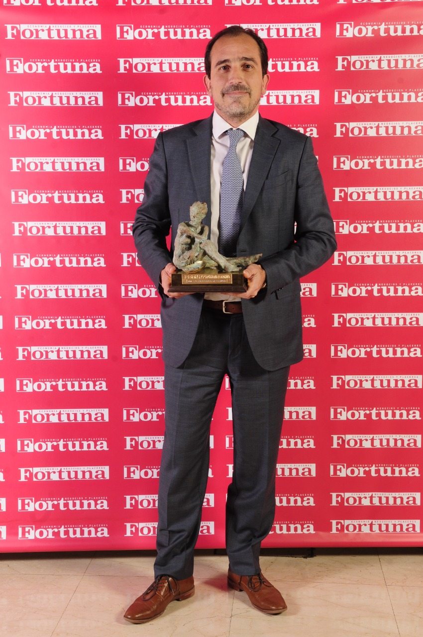 Martín Genesio, President of AES Argentina, receives Fortuna award